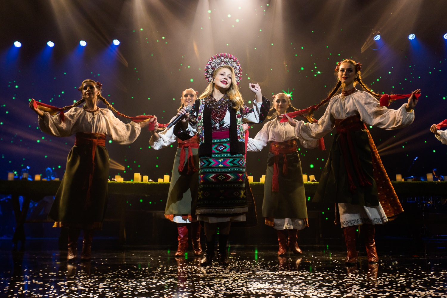 Костюм пряника і плаття з LED підсвічуванням: Тіна Кароль вразила казковими перевтіленнями