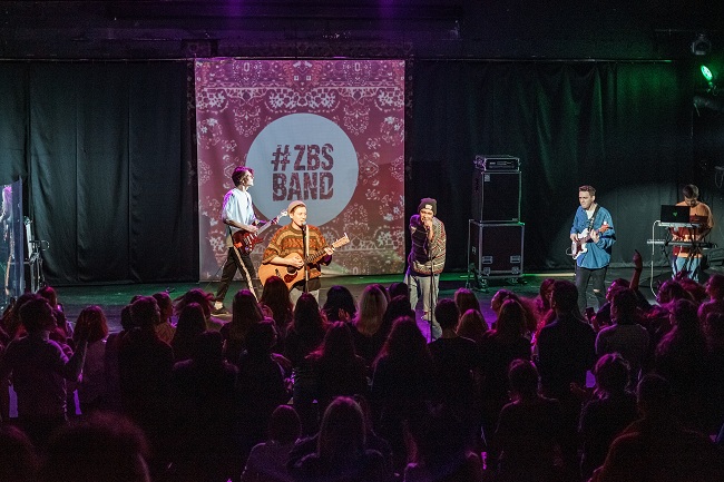 Первый солд-аут: ZBSband устроили взрывной перформанс на "Сцене 6"