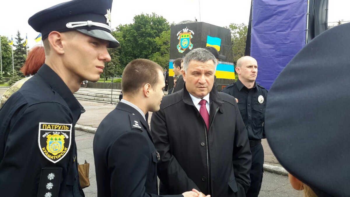 Порошенко: открытие патрульной полиции на Донбассе имеет принципиальное государственное значение