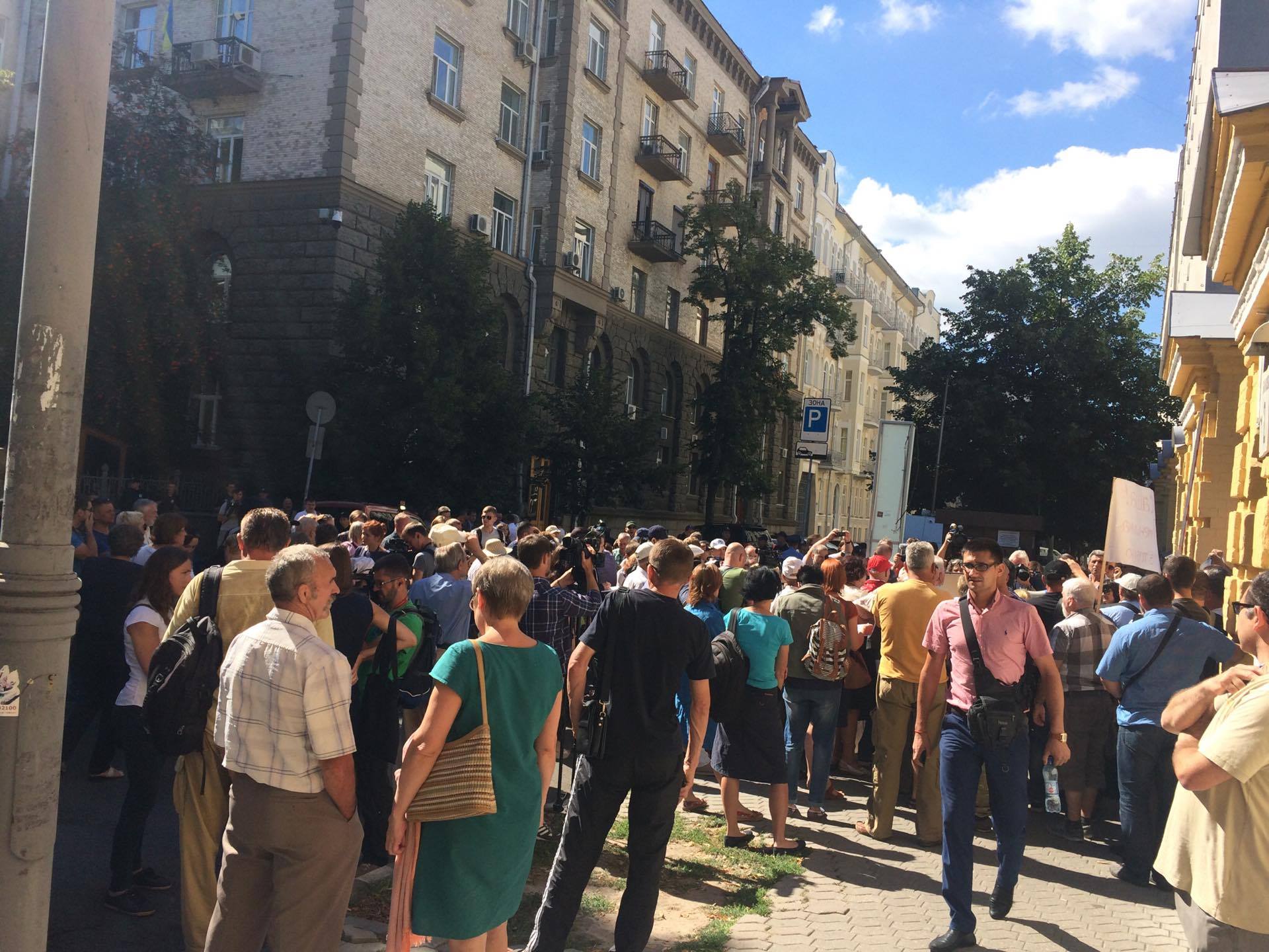 Під АПУ проходить мітинг родичів українських полонених