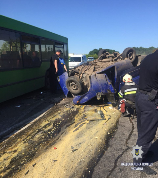 У Харківській області легковик зіткнувся з автобусом