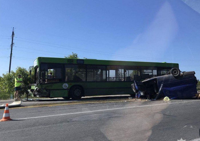 У Харківській області легковик зіткнувся з автобусом