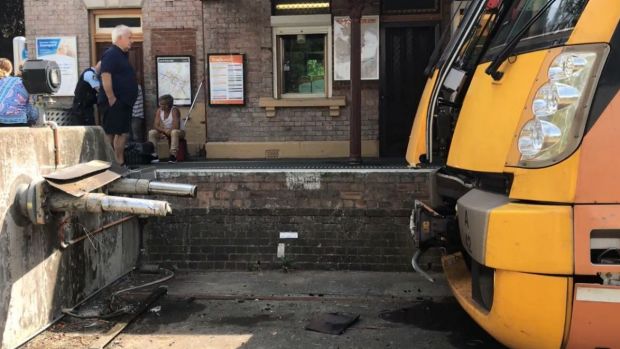 В Австралии пассажирский поезд врезался в ограждение на станции