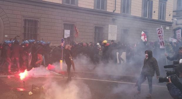 Во Флоренции в столкновениях с демонстрантами пострадали трое полицейских