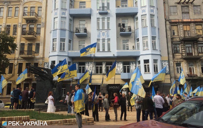 Під Радою проходить акція на підтримку виборчої реформи