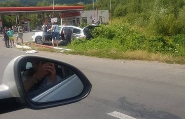 На Закарпатье Volkswagen столкнулся с патрульным авто, есть пострадавшие