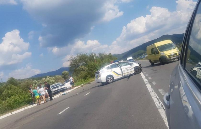 На Закарпатье Volkswagen столкнулся с патрульным авто, есть пострадавшие