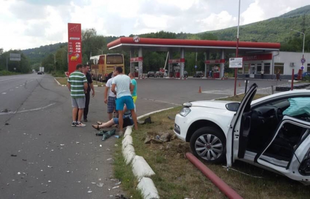 На Закарпатье Volkswagen столкнулся с патрульным авто, есть пострадавшие