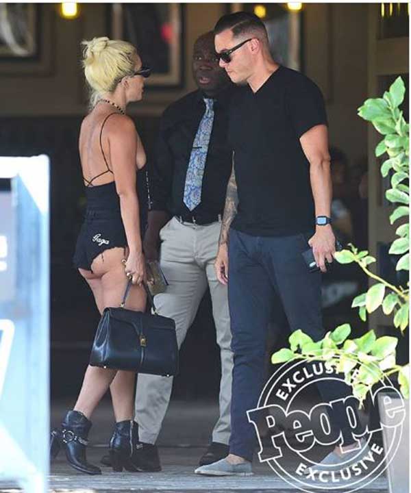 Конец сплетням: Леди Гагу "застукали" за поцелуем с возлюбленным