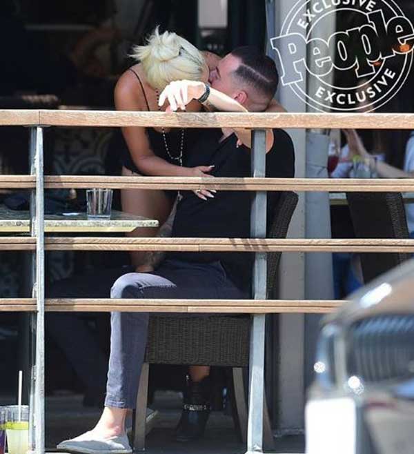 Конец сплетням: Леди Гагу "застукали" за поцелуем с возлюбленным