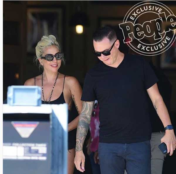 Конец сплетням: Леди Гагу "застукали" за поцелуем с возлюбленным