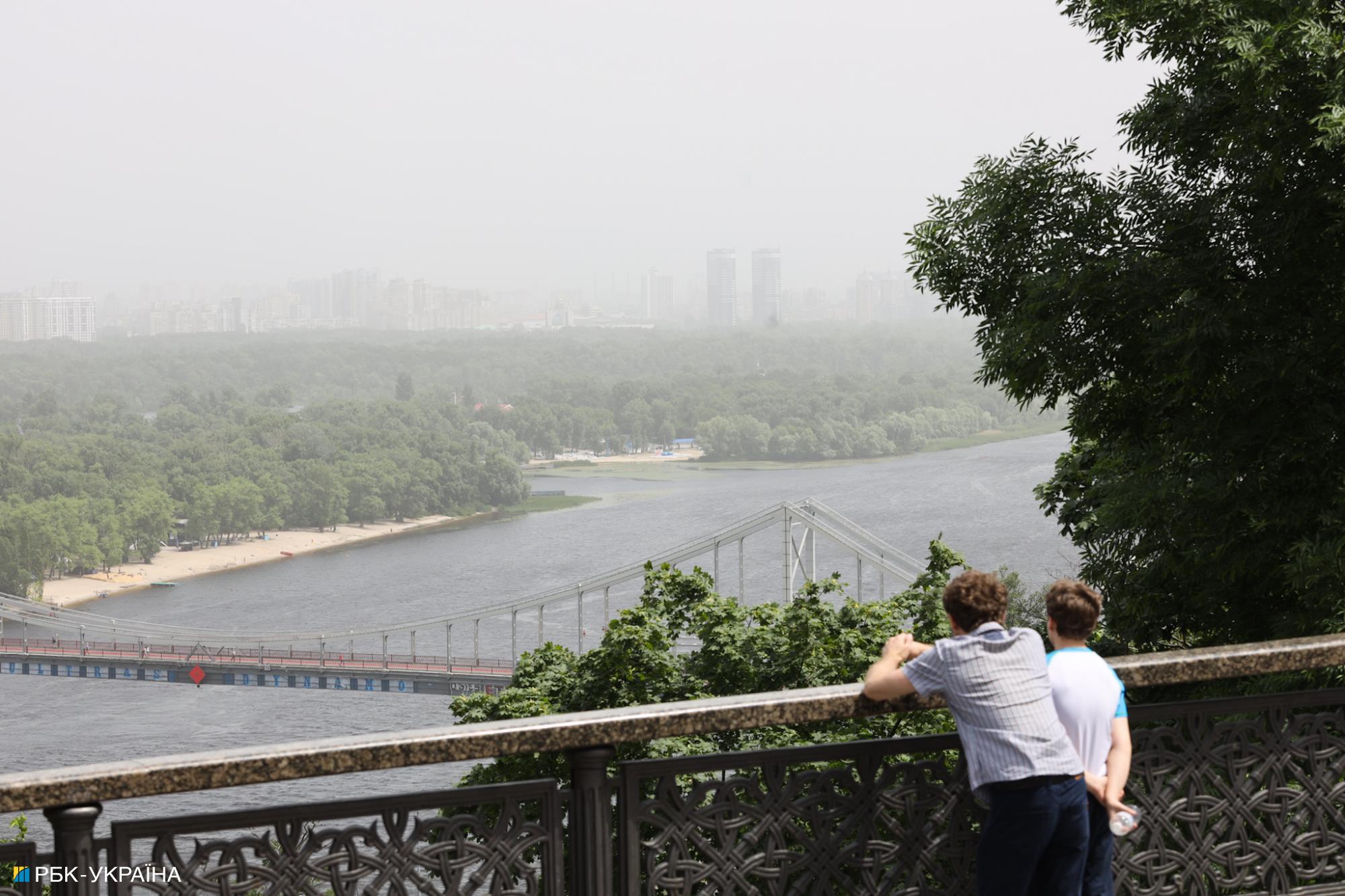 Київ накрила піщана буря: її видно з космосу (фото)
