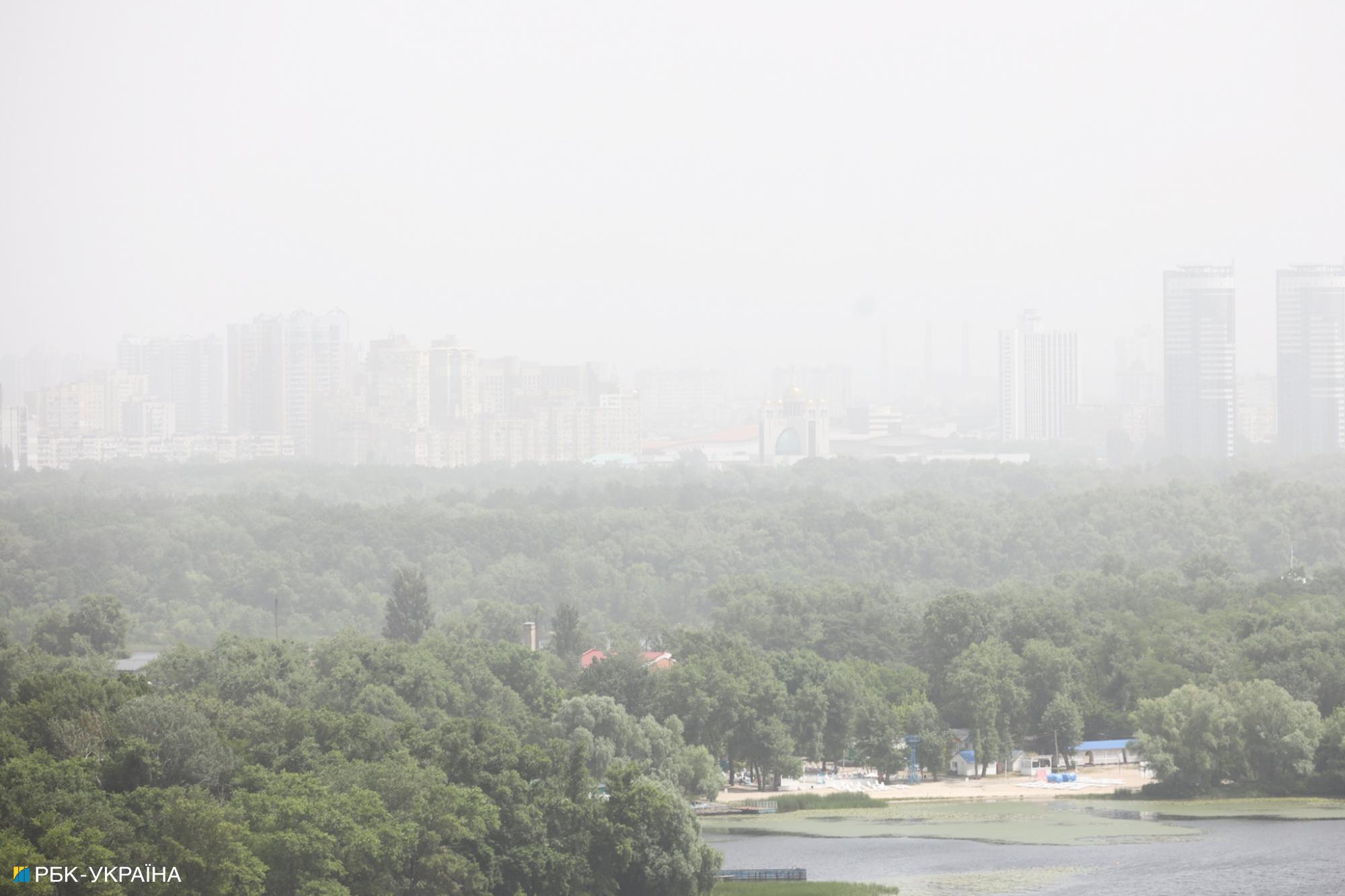 Київ накрила піщана буря: її видно з космосу (фото)