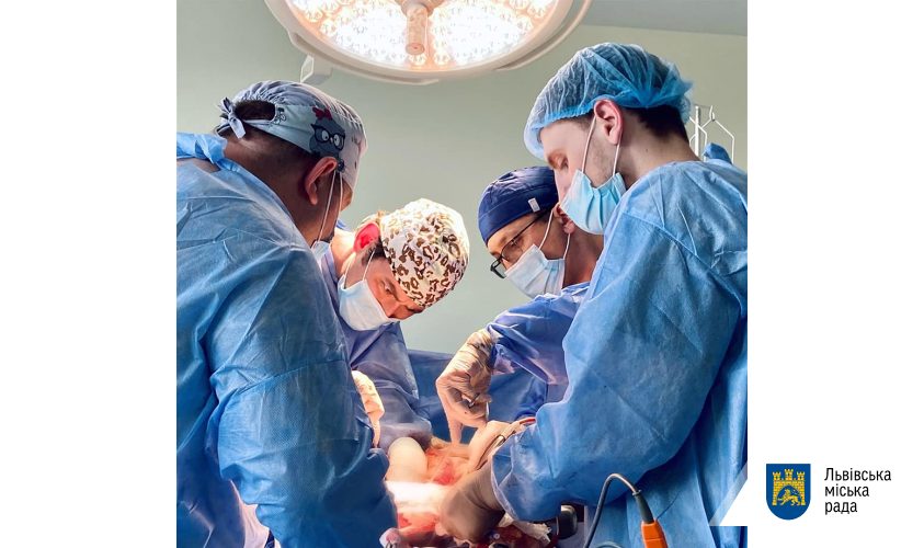 Во Львове медики провели сложнейшую операцию, сформировав новый орган (фото)