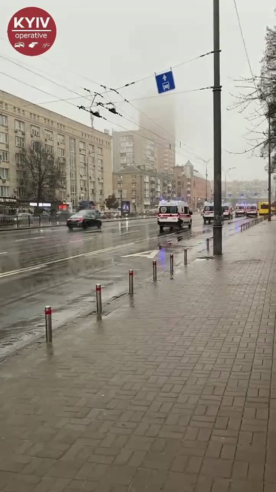 У центрі Києва зняли на відео колону "швидких" з включеними мигалками: що сталося