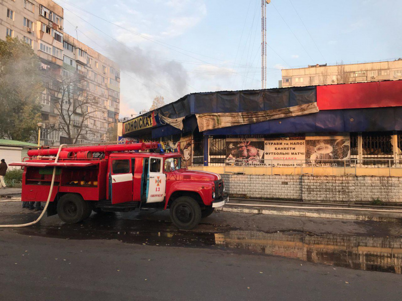 В Запорожской области в торговом комплексе возник пожар