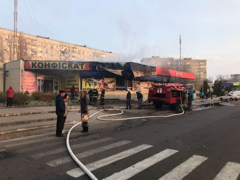 В Запорожской области в торговом комплексе возник пожар