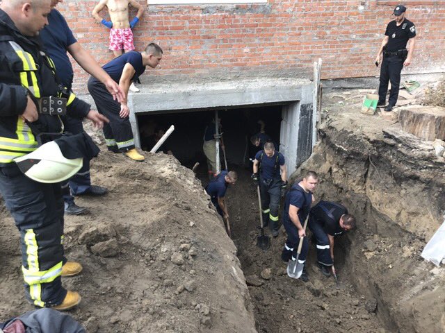 У Києві на будмайданчику стався обвал ґрунту, загинув чоловік