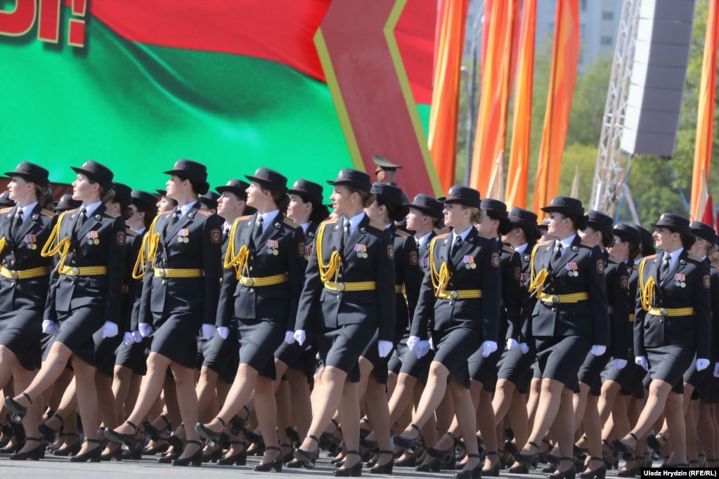 Тисячі людей без масок і дотримання дистанції: як пройшов парад у Мінську