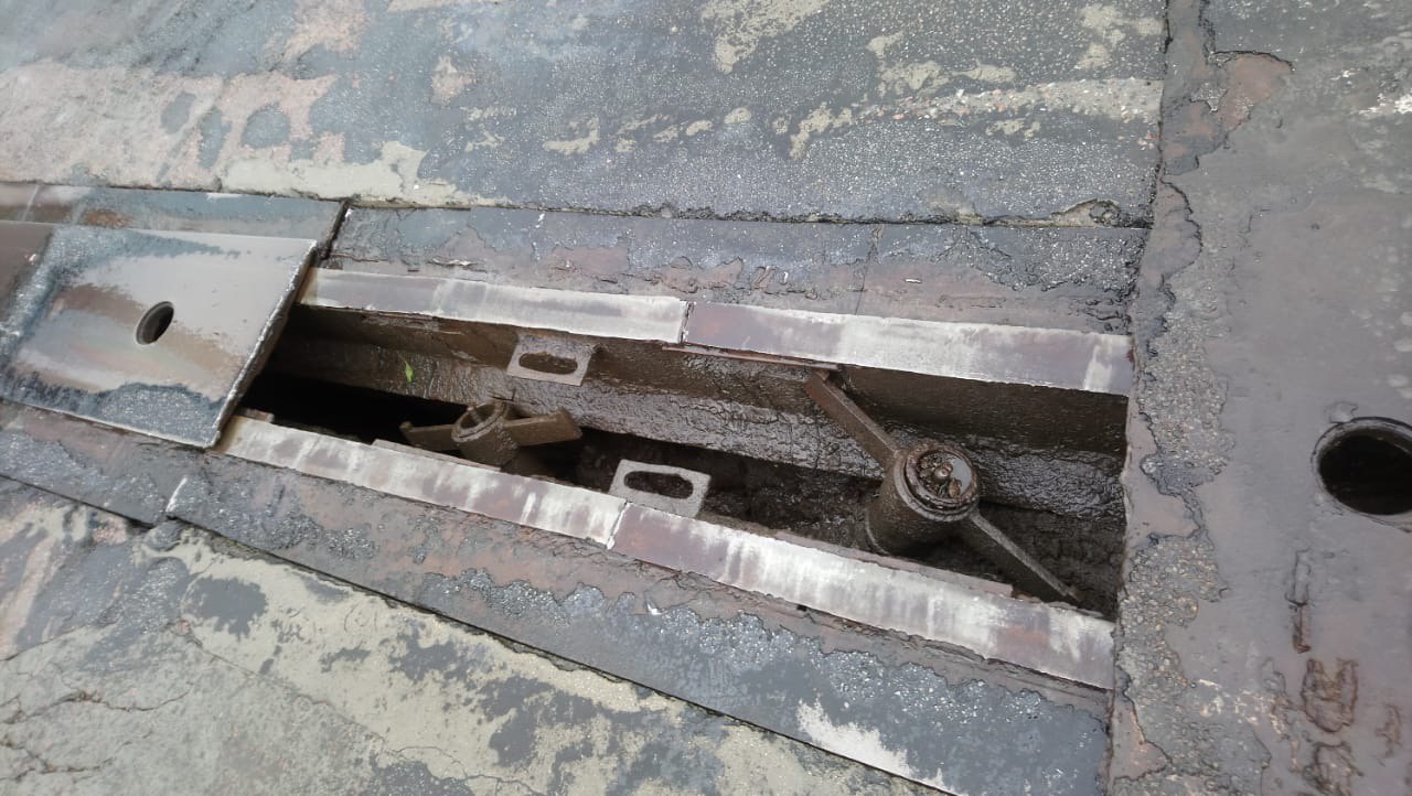 В Киеве на Южном мосту произошло частичное разрушение покрытия