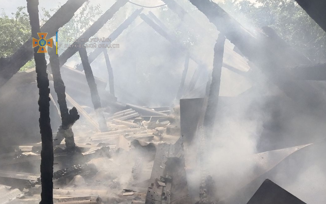 Під Харковом блискавка влучила в будинок: він миттєво спалахнув