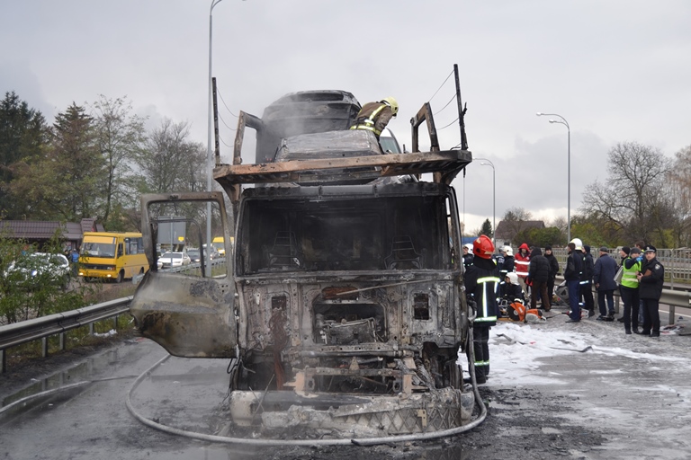 У Рівненській області зіткнулися та загорілися два вантажні автомобілі, є загиблий