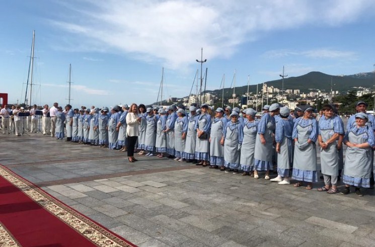 В Крыму дворников одели в "царскую форму": так еще людей не унижали (фото)