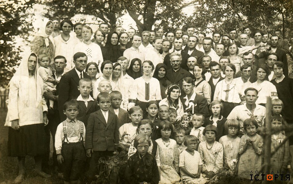 Подивіться унікальні фото весіль із сімейних альбомів українців: яскраво і колоритно