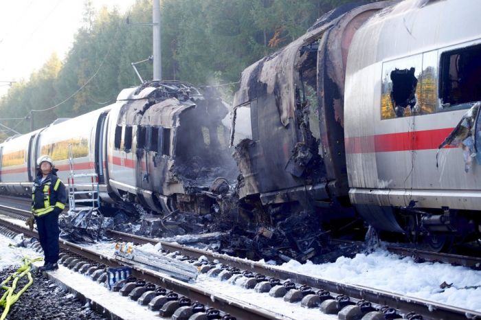 У Німеччині на ходу згорів швидкісний потяг