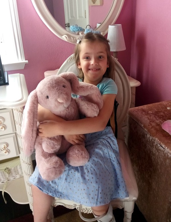 Судья не мог сдержать слез: тяжелобольную девочку с Донбасса удочерила американская семья