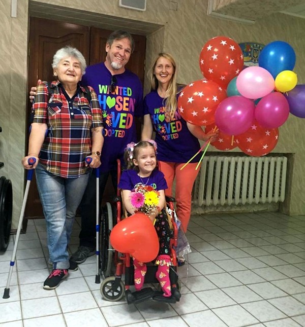 Судья не мог сдержать слез: тяжелобольную девочку с Донбасса удочерила американская семья