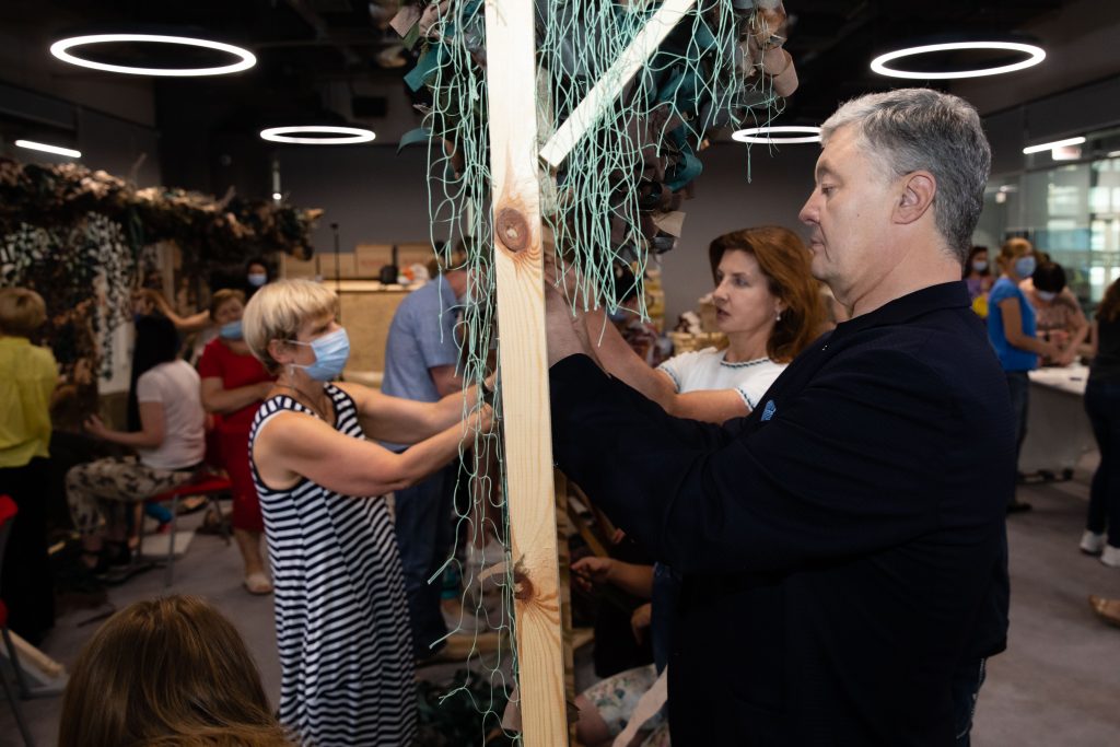 Порошенки вместе с волонтерами сплели маскировочные сетки для фронта