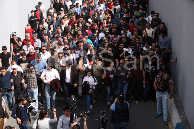 Участники протестов в Ереване направились к мемориалу &quot;Цицернакаберд&quot;