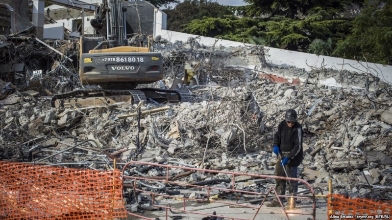 В окупованому Криму зносять торговий комплекс Ахметова