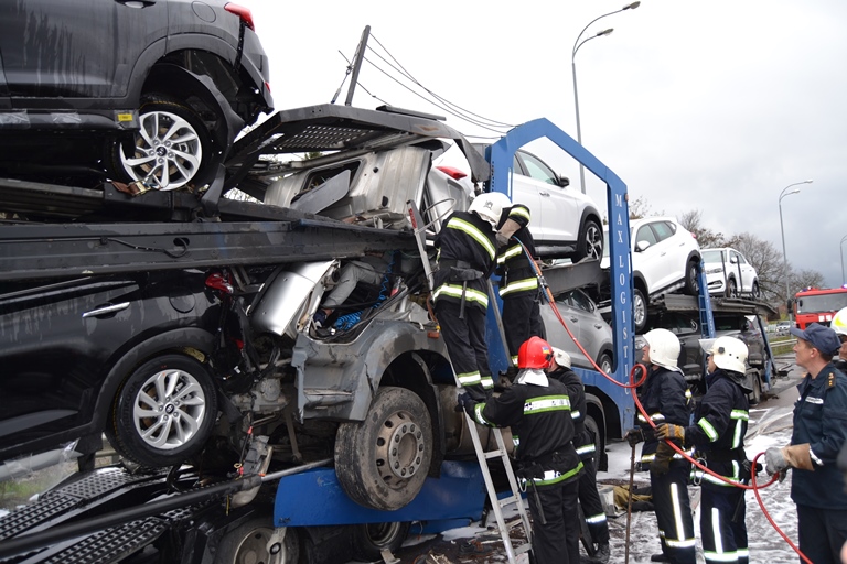 У Рівненській області зіткнулися та загорілися два вантажні автомобілі, є загиблий