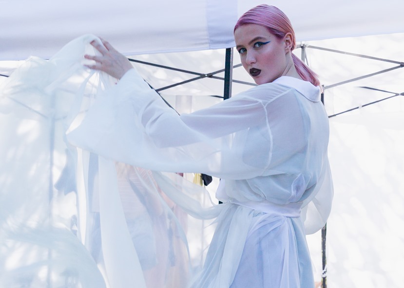 Гідрофільна олія і дитячий крем: що в косметичках у українських моделей