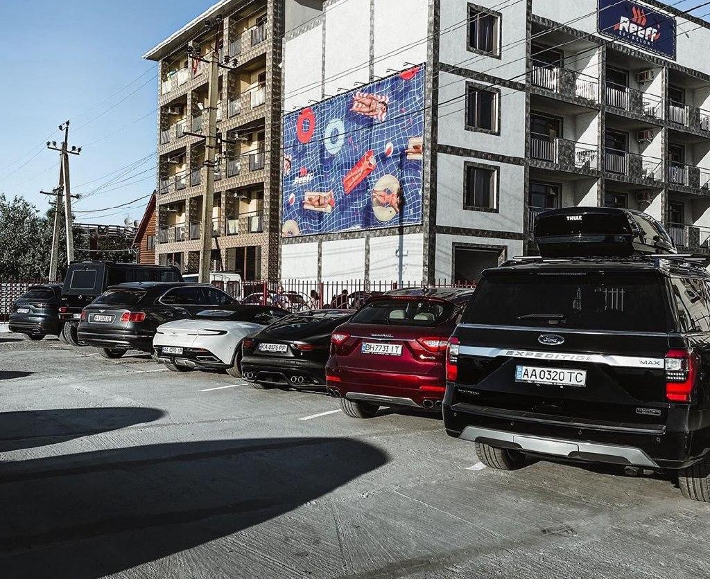 На курорті під Одесою помітили парковку елітних авто: Монако відпочиває