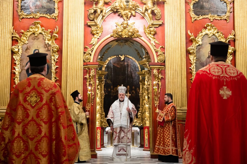 Порошенко з дружиною взяли участь в урочистій літургії в Андріївській церкві