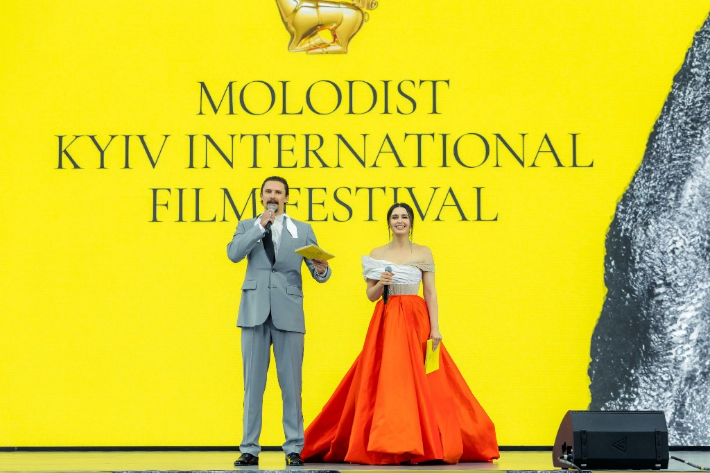 Зірка &quot;плюсів&quot; у пишній спідниці з розрізом блиснула на червоній доріжці: яскраві фото