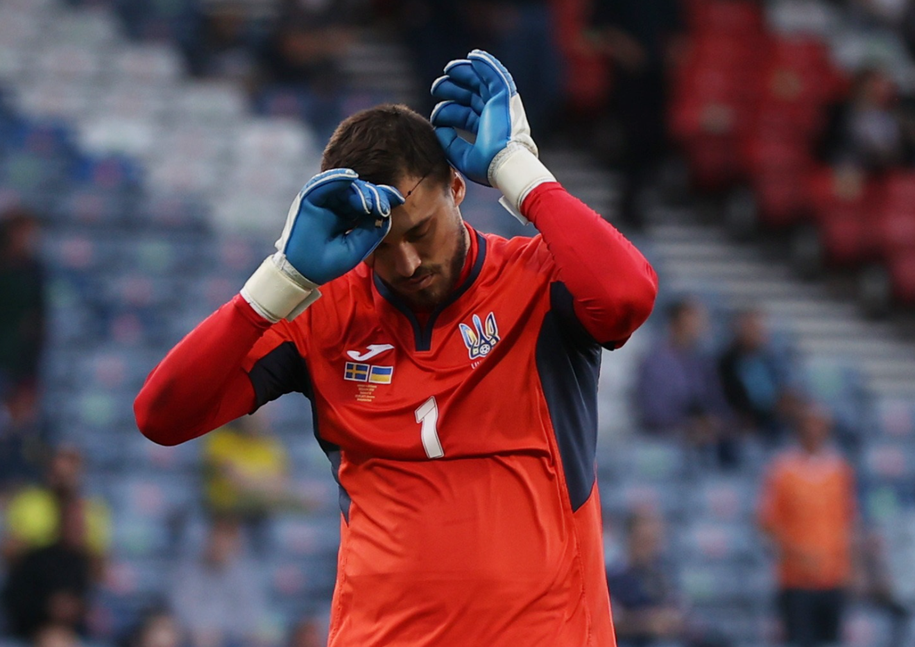 Бущан положил у штанги свой крестик на матче со Швецией: фото оберега украинской сборной