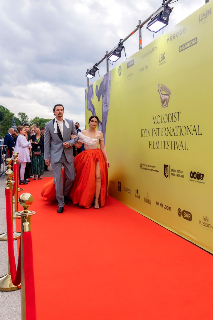 Зірка &quot;плюсів&quot; у пишній спідниці з розрізом блиснула на червоній доріжці: яскраві фото