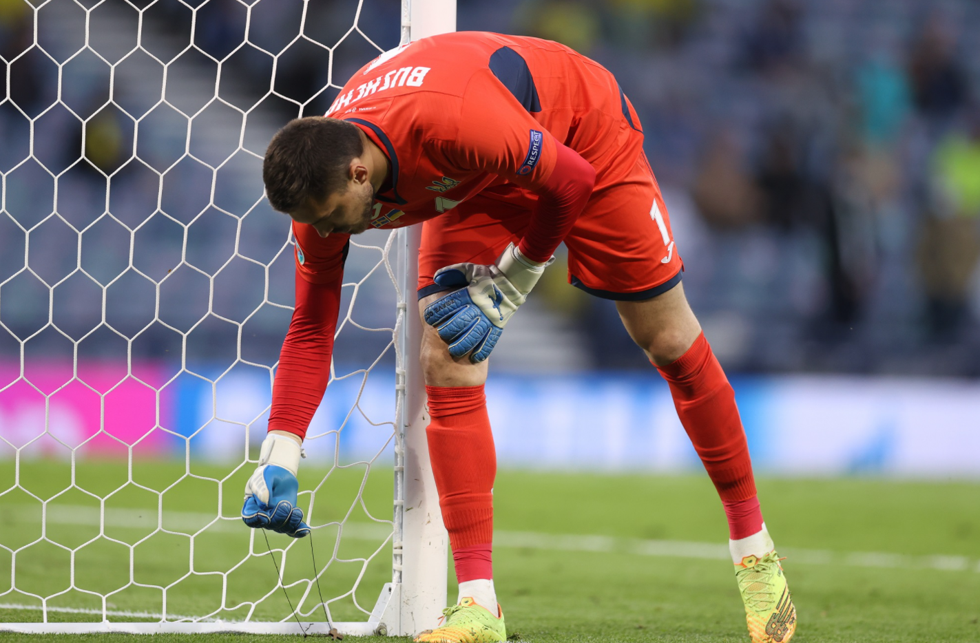 Бущан положил у штанги свой крестик на матче со Швецией: фото оберега украинской сборной