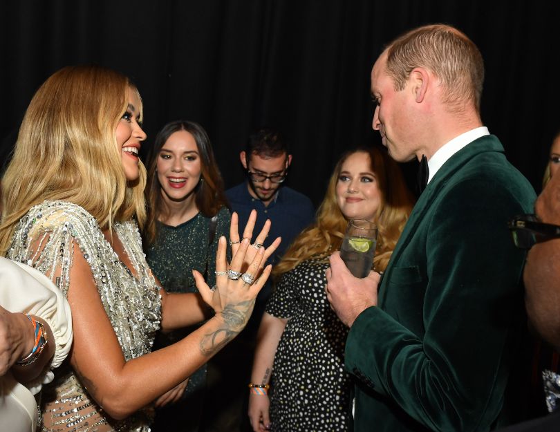 Принц Уильям впервые вышел в свет без жены и попался на поцелуях с другой женщиной