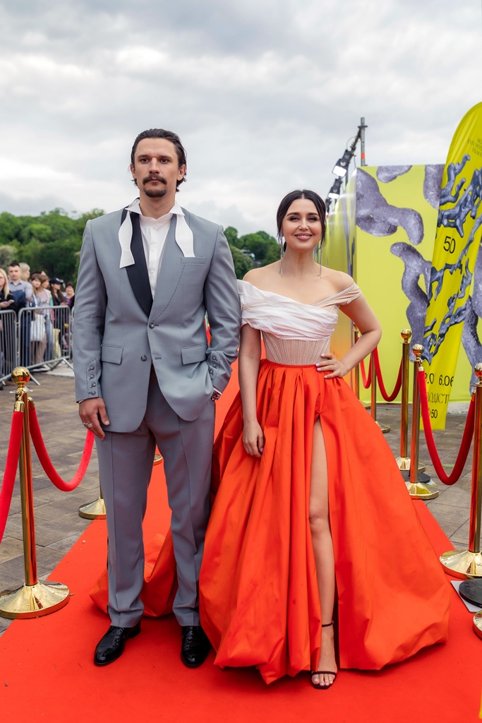 Зірка &quot;плюсів&quot; у пишній спідниці з розрізом блиснула на червоній доріжці: яскраві фото