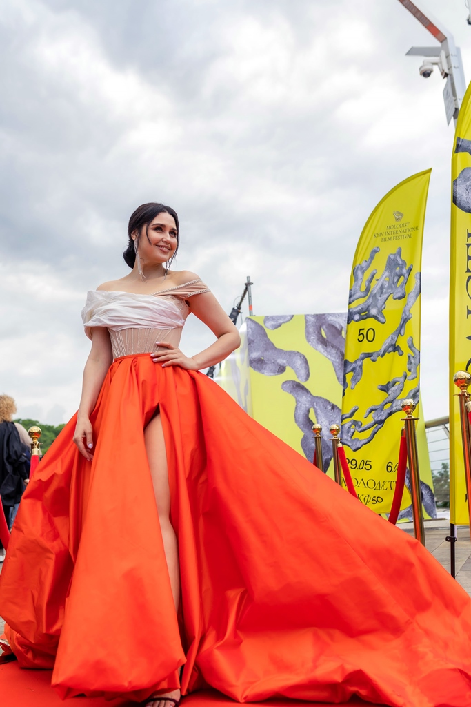 Зірка &quot;плюсів&quot; у пишній спідниці з розрізом блиснула на червоній доріжці: яскраві фото