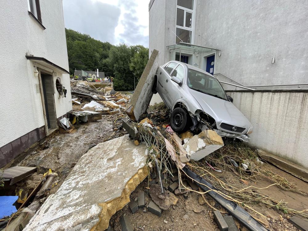 &quot;Потоп века&quot;: показали фото разрушительной стихии в Германии