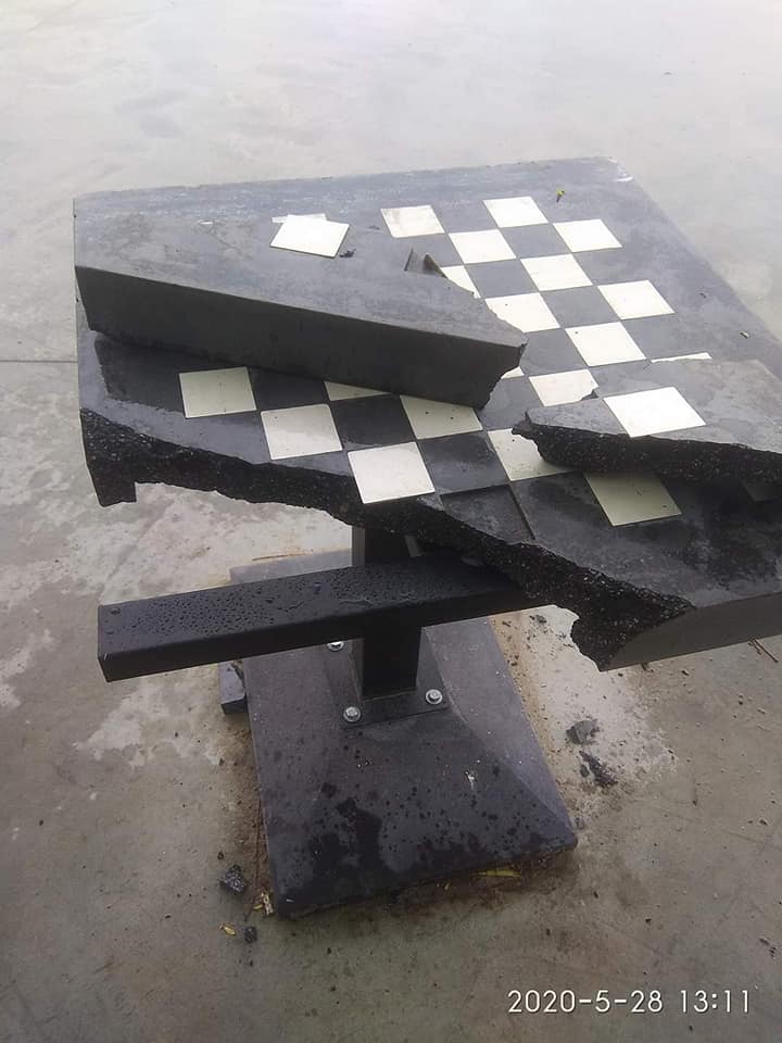 У Києві вандали розгромили новий парк: збитки на десятки тисяч гривень