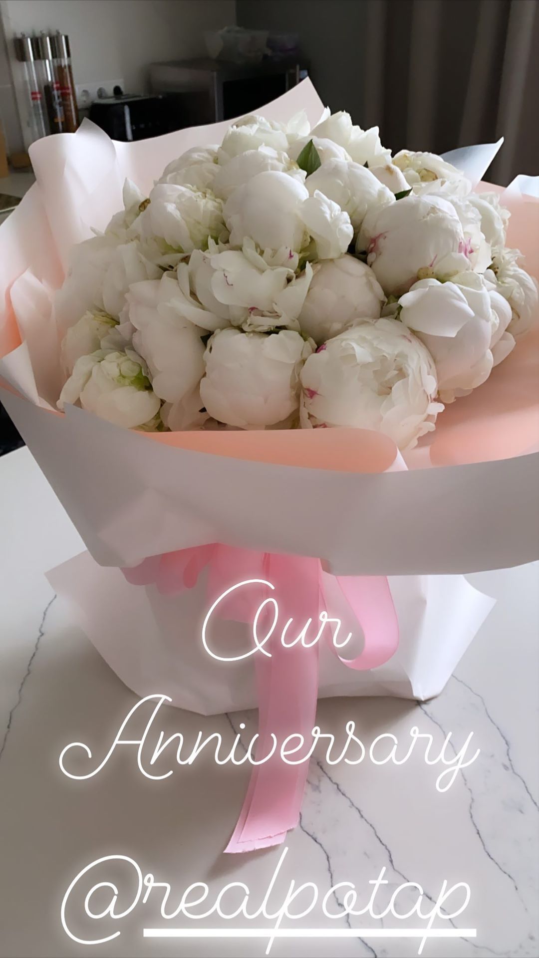 Переполнены любовью: Потап и Каменских в белоснежных образах показали страстный поцелуй на камеру