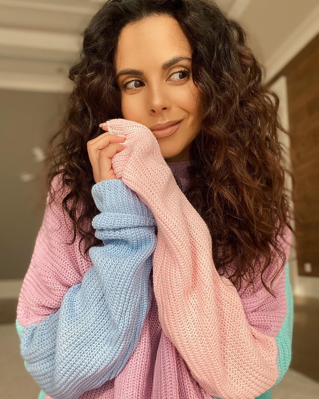 Милая и домашняя: Настя Каменских покорила нежным луком в ярком свитере