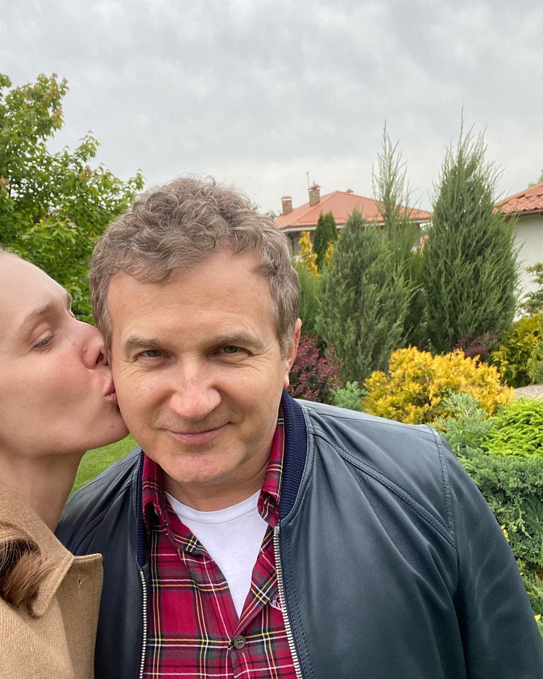 Піймали хлопця, буде наш: Осадча та Горбунов зачарували весняними кадрами з сином